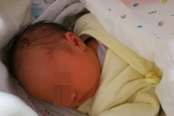 几个月的婴儿可以用手掰着脚 1c76da6348964234953d2bb316632eef.jpeg