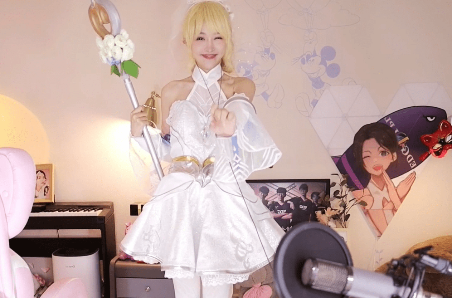 原创林七七cos光辉女郎解锁新姿势网友腐团儿都没你会玩