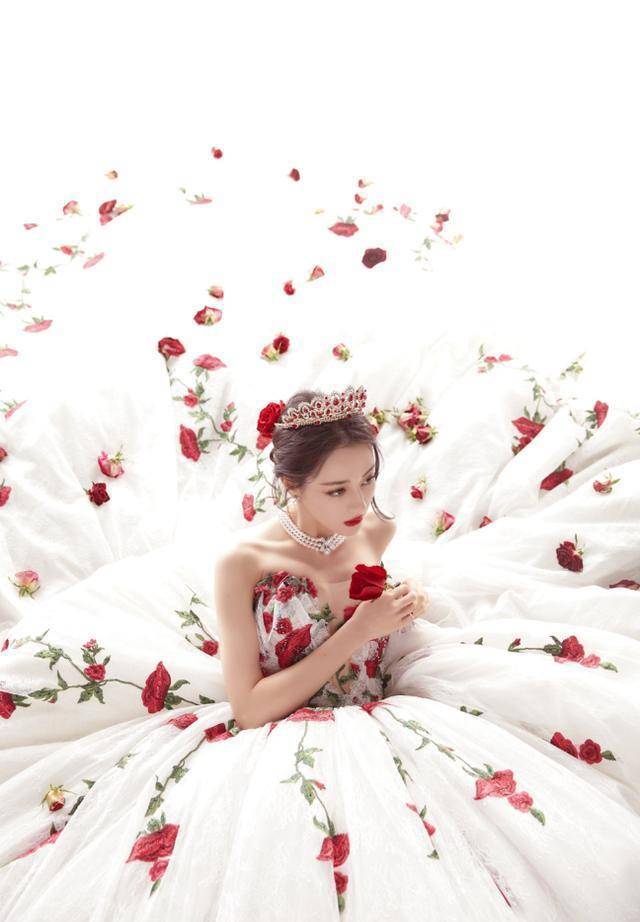 盛典 迪丽热巴出席星光大赏，穿玫瑰刺绣礼服走红毯，宛如童话里的公主
