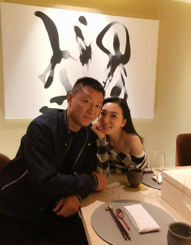 原创王励勤前女友晒一家三口照片其乐融融很幸福两任丈夫皆富二代