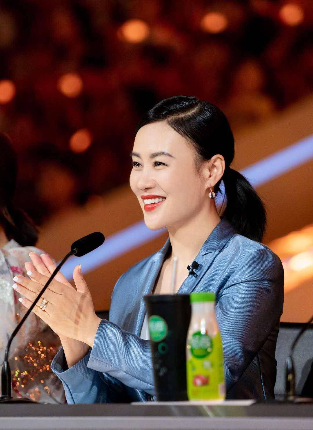 巅峰邬君梅终于不低调，穿蓝色西装配大红唇气场足，53岁穿衣越发有品