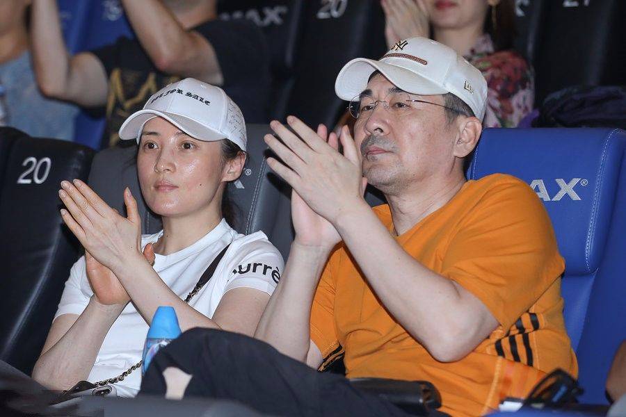 蒋勤勤蒋勤勤素颜满脸油腻，体态臃肿，比梅婷的气质差远了！