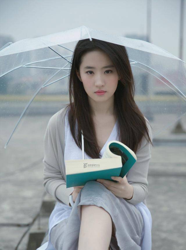 刘亦女人有这样的唇形属于耐看型，刘亦是椭圆唇、舒淇端是厚嘴唇
