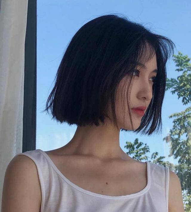 发型还在剪“波波头”？别土了！现如今流行“酒窝短发”，可爱显脸小