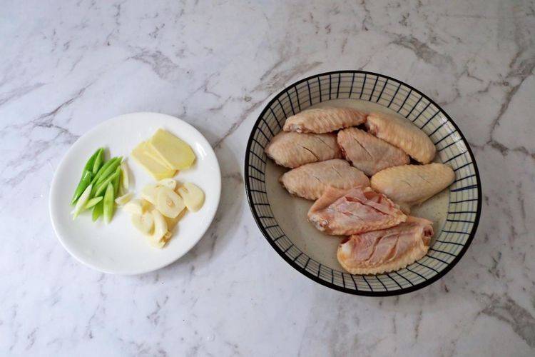 烤箱|鸡翅的神仙吃法，一咬嘎嘣脆，一裹一烤，简单易做，好吃到停不下