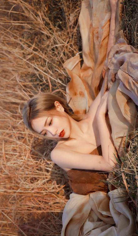 因为皙活：谢可寅冬日芦苇氛围大片太美了！分享她的日常护肤秘籍！