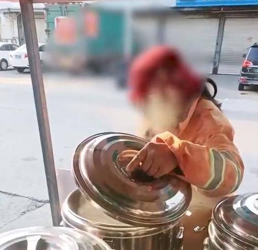 家丁|得寸进尺！河南一早餐店免费送早餐，环卫工却未经允许自己盛饭