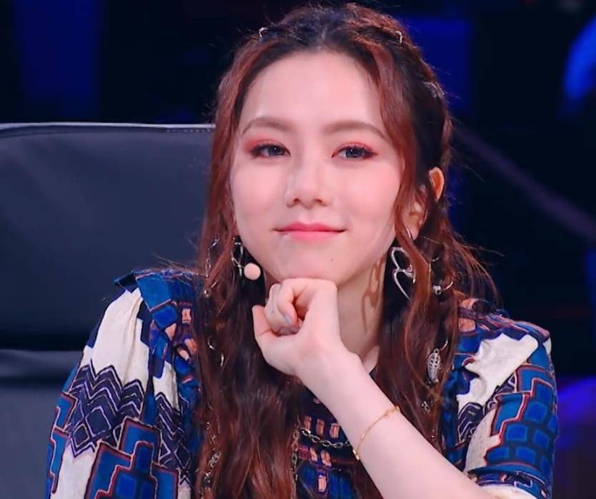 棉花|在达人秀又哭又笑,“补刀”谢霆锋:31岁闭关的邓紫棋,是真性情