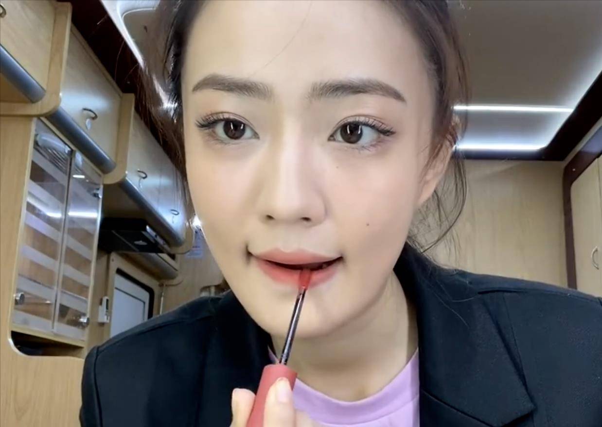 假发化妆前后区别多大？明星化妆师：一个基本妆2小时，有时要煮假发