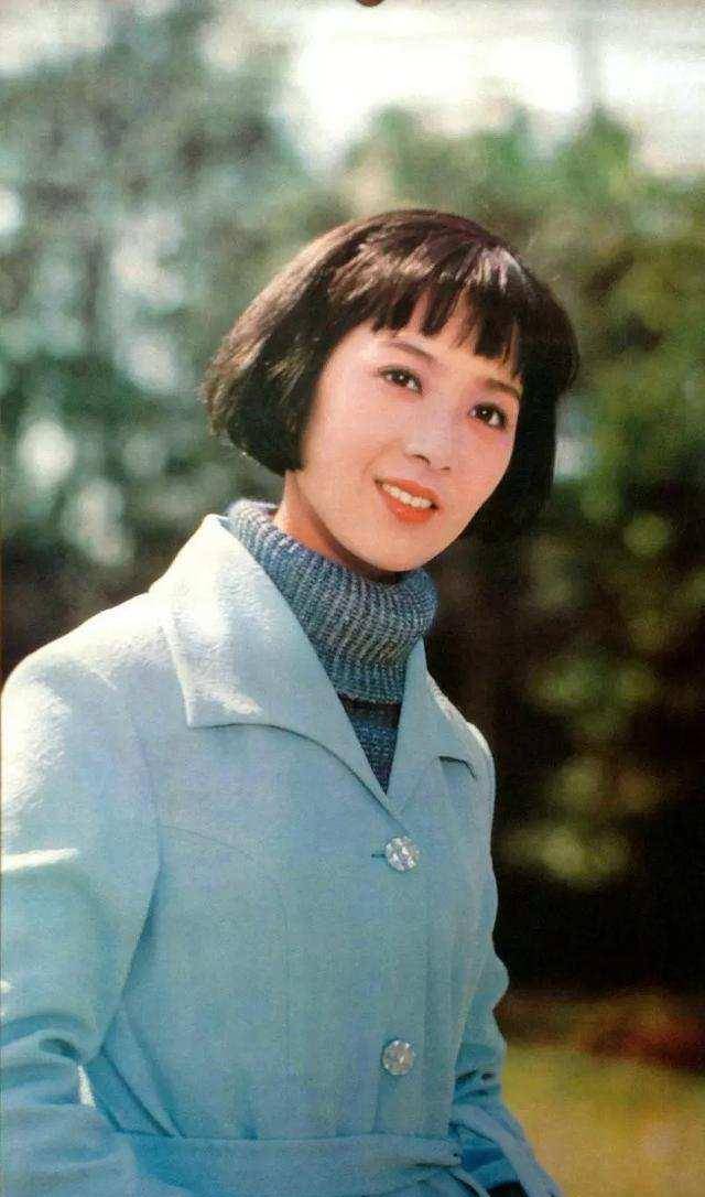 姐妹看了龚雪的淑女造型，突然发现：“再过30年，穿衣也不如她优雅”