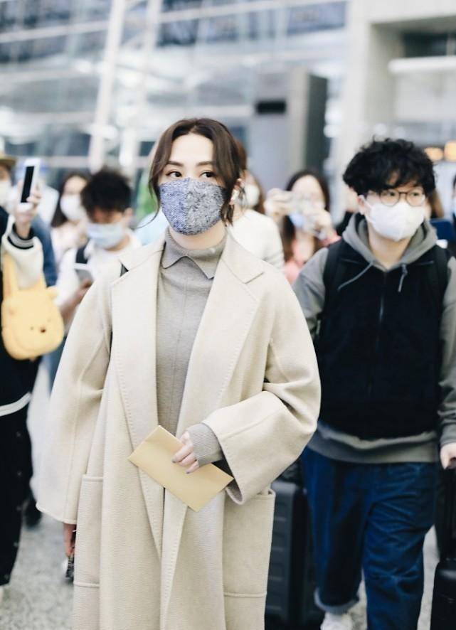 钟欣潼 钟欣潼穿衣有中年感了,廓形大衣配毛衣,颜色挺优雅,但有点显胖