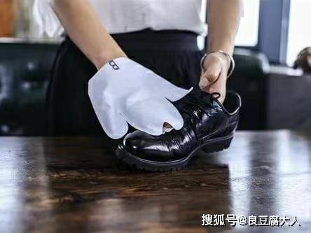 怎么把鞋子改成黑色 67d07d8c1e7f4a59a228c43a360f7ef4.jpeg