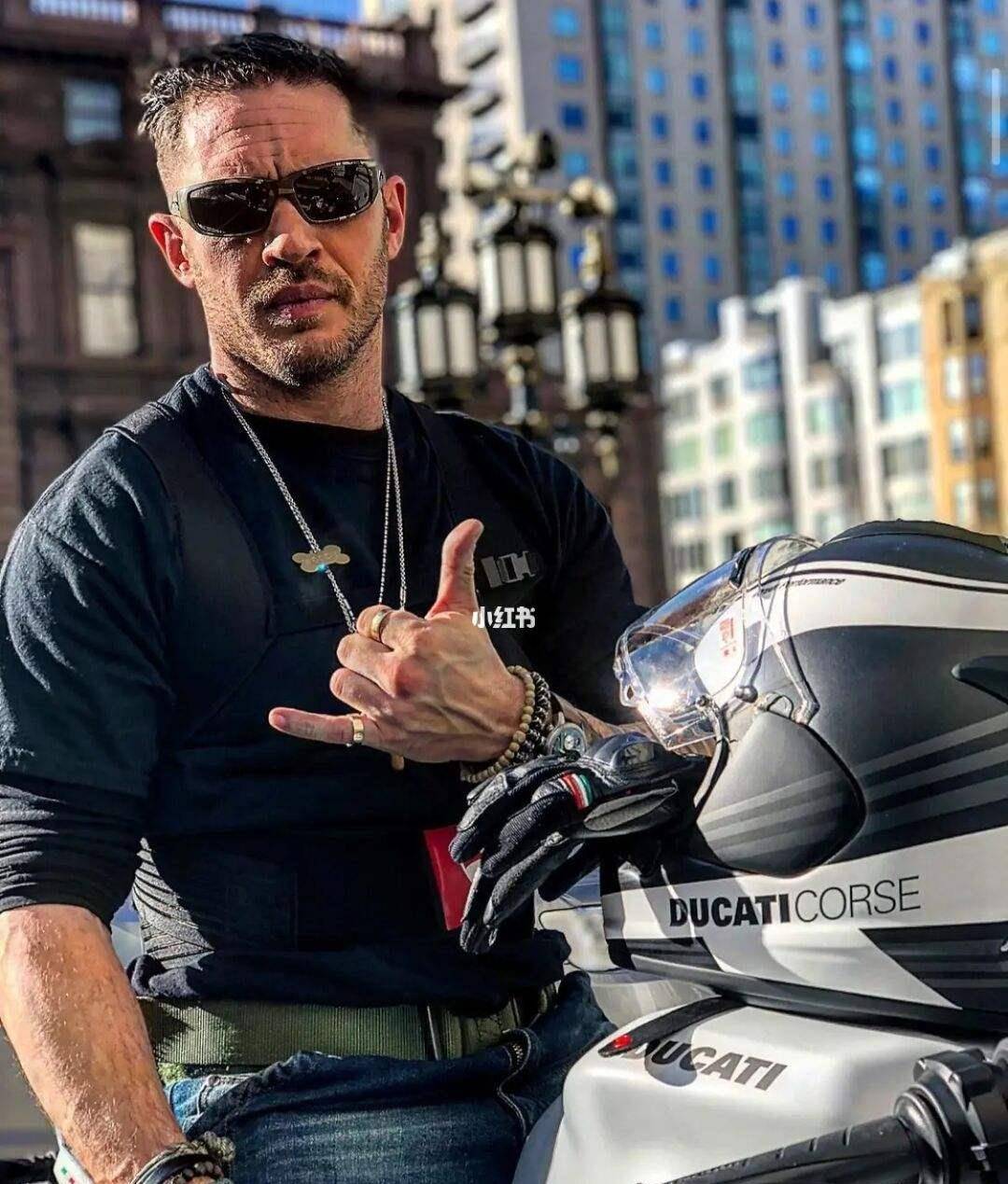 他是好莱坞男演员,从地痞流氓到收割全世界万千女性的西装暴徒_越想