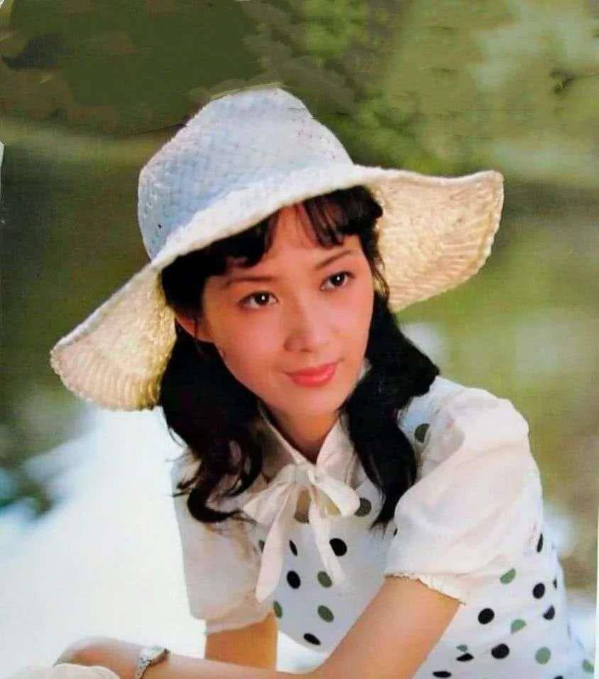 姐妹看了龚雪的淑女造型，突然发现：“再过30年，穿衣也不如她优雅”