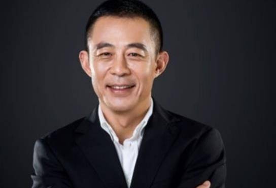 老戏骨侯勇被曝酒驾！与好友聚会喝红酒，驾车开心带美女离开
