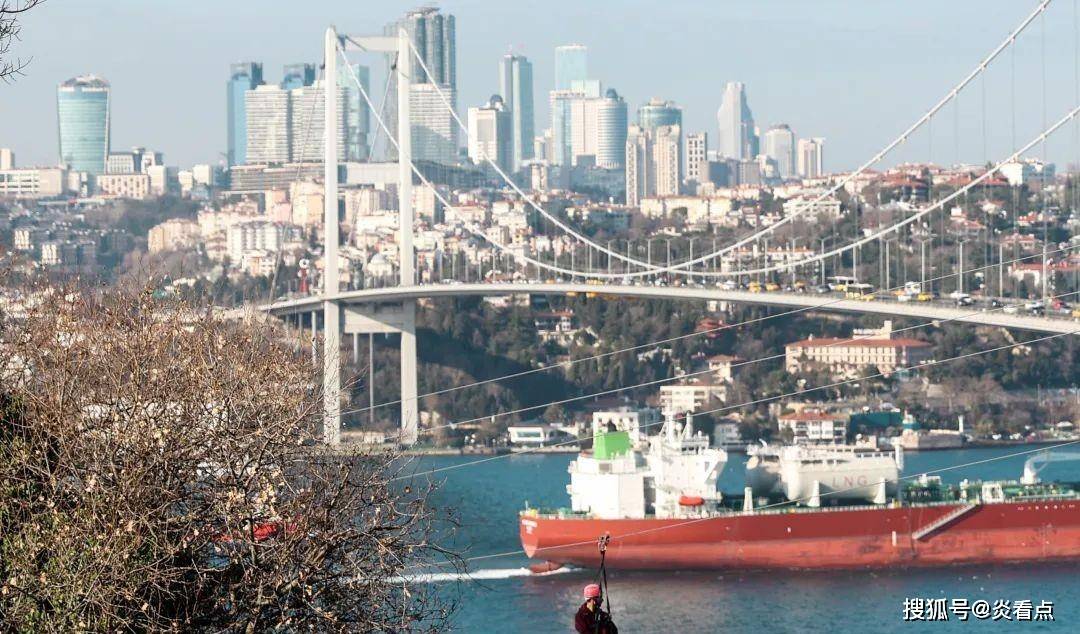 伊斯坦布尔的滑索爱好者享受博斯普鲁斯海峡的高空美景