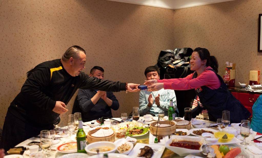聚餐喝红酒，老板把软木塞一扔，为何员工却说：简直是糟践好物？