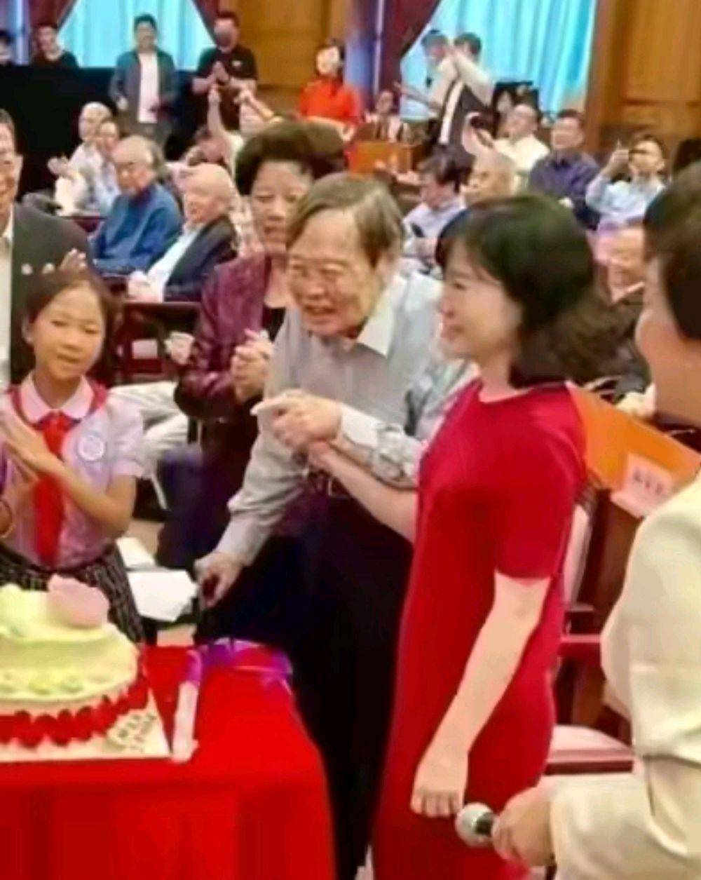 原创             一天，28岁的翁帆对82岁的杨振宁说：杨大头，我要嫁给你！