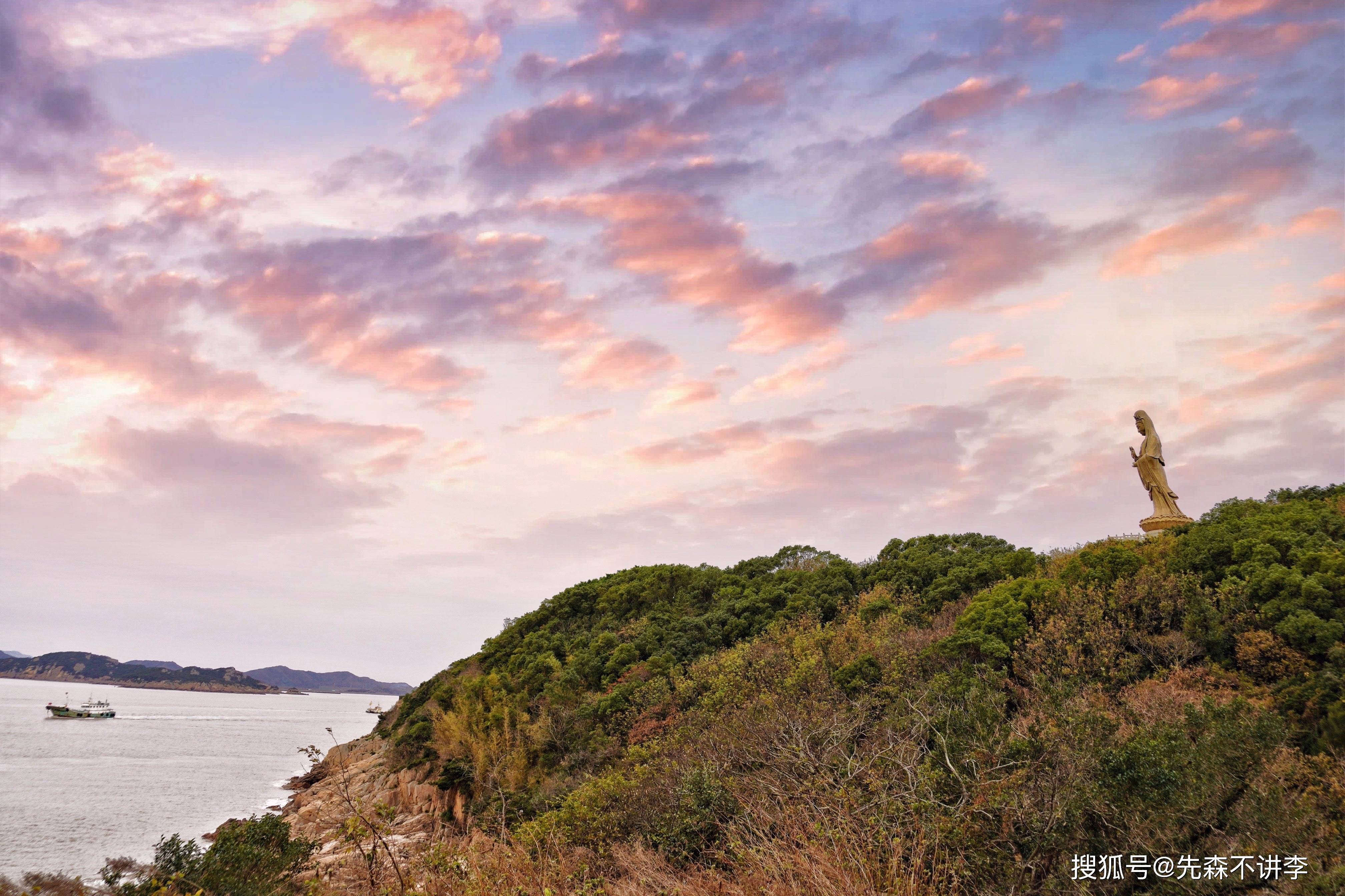 普陀山莲花洋上的小岛，看过去像一尊卧佛，去过的游客却并不多