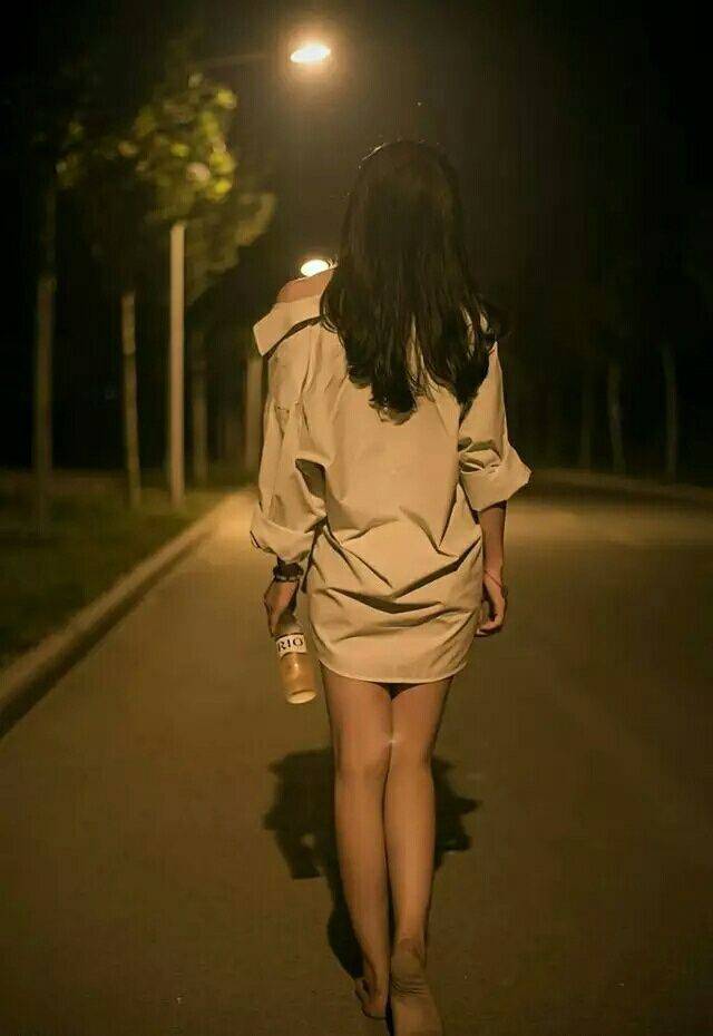 广东女子宿醉后发现裤子没了,蹲在路边无奈求助,让妈妈来接我_女生