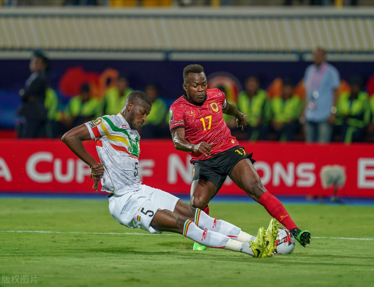 所以足球,一个球队进球数就是1或者2,如果裁判发力吹掉一个或者给对手