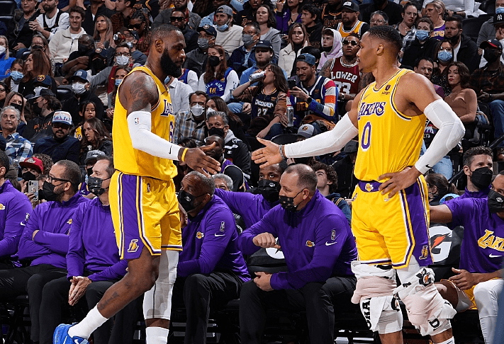 詹姆斯总冠军奖杯合影 53e97084a53d4b81bff268de85ccd903.png