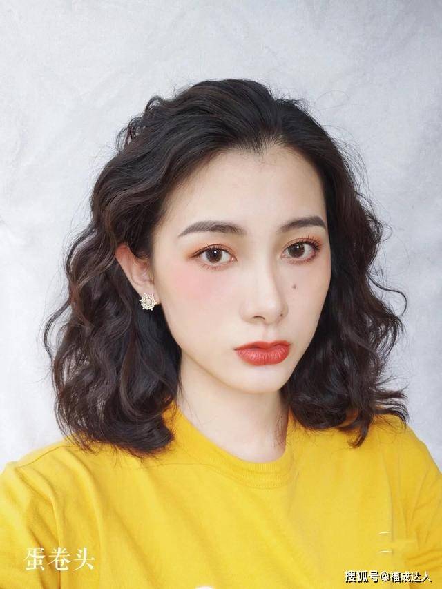 卷发30多岁头发怎么扎有气质，试试这样做，美丽优雅两不误