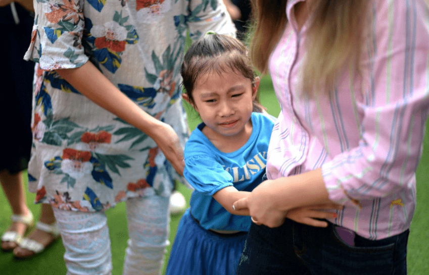 同学|孩子新买的衣服，穿到了别的同学身上，面对询问老师态度让人意外