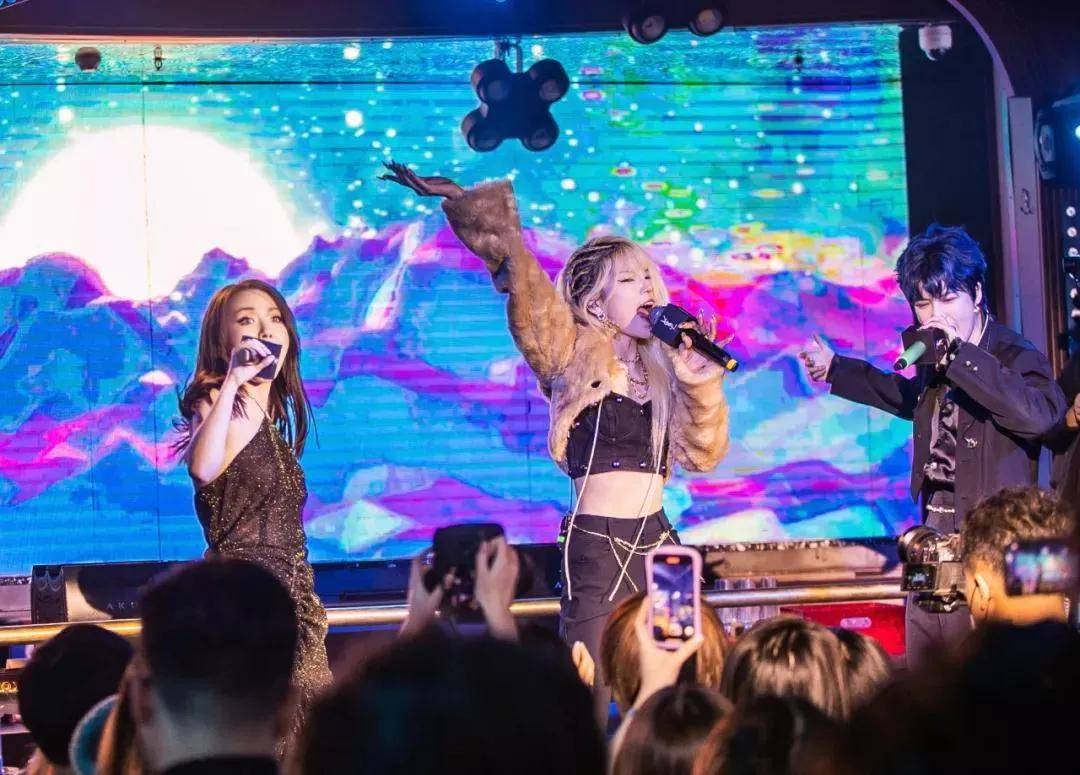 光芒限时狂欢！「YSL夜皇后之夜」闪耀登场，引爆魔都高质量夜生活！