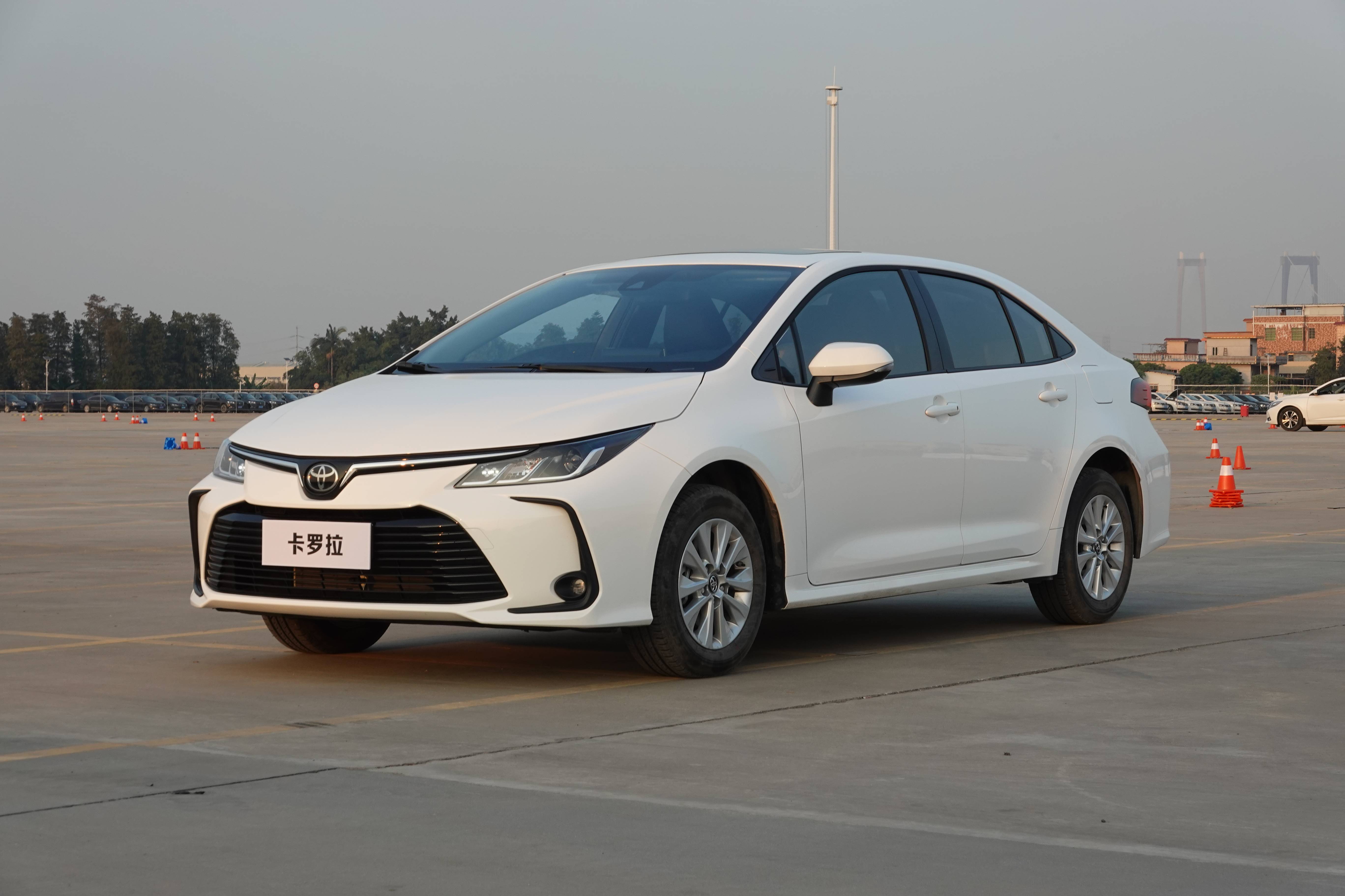 车身侧面,卡罗拉采用了流畅的线条设计,其中,上腰线直接从车头贯穿至