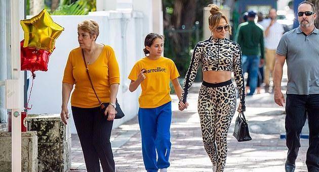 Emme 50岁詹妮弗洛佩兹这是什么魔鬼身材?和11岁女儿素颜出街秀马甲线