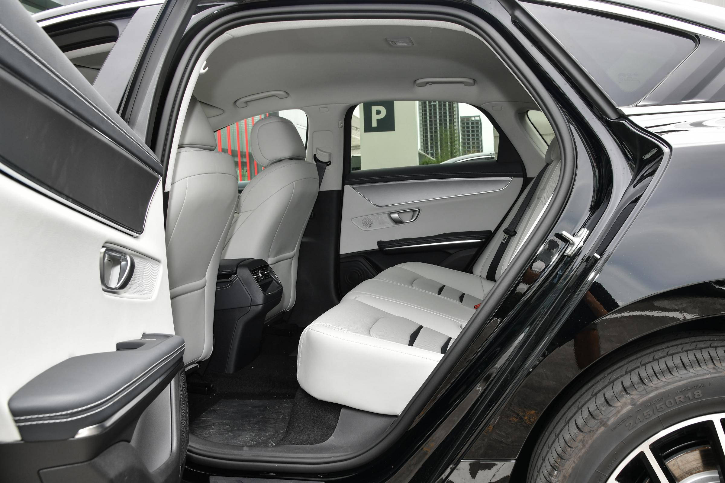 零百加速79s纯电续航506km售价2298万元试驾体验比亚迪e9