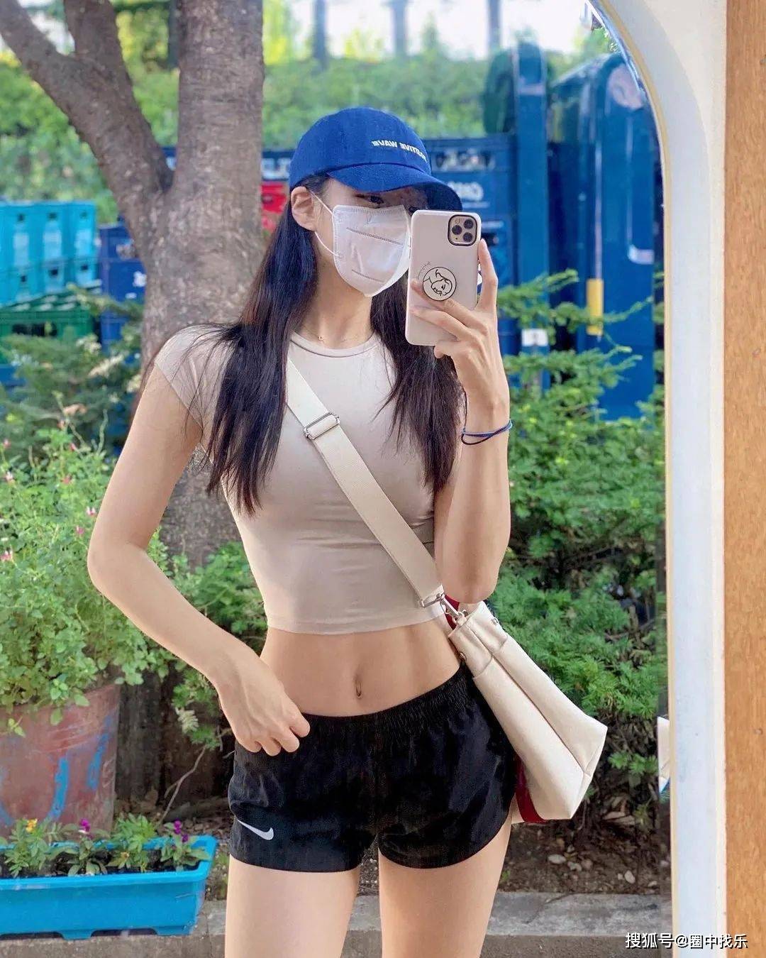 塞拉细腰翘臀、马甲线大长腿，还有温柔的颜值…网友：美炸了