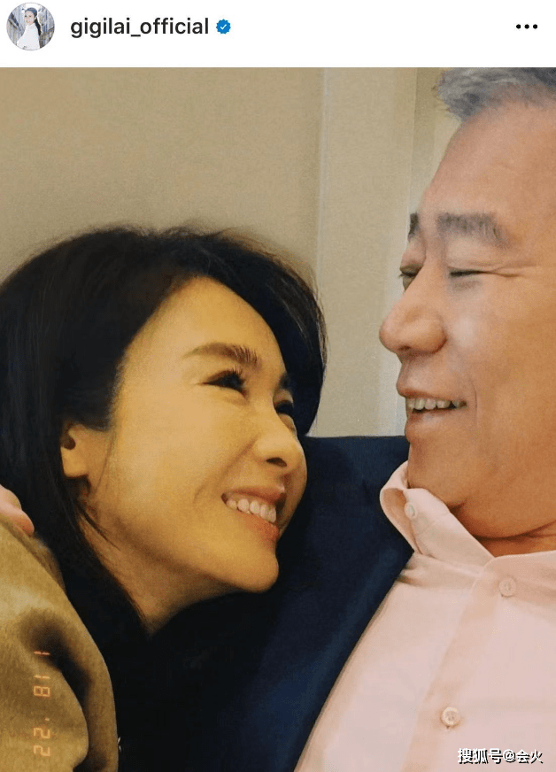 黎姿与老公亲密合影依偎对方怀中满脸笑容男方头发斑白显老态