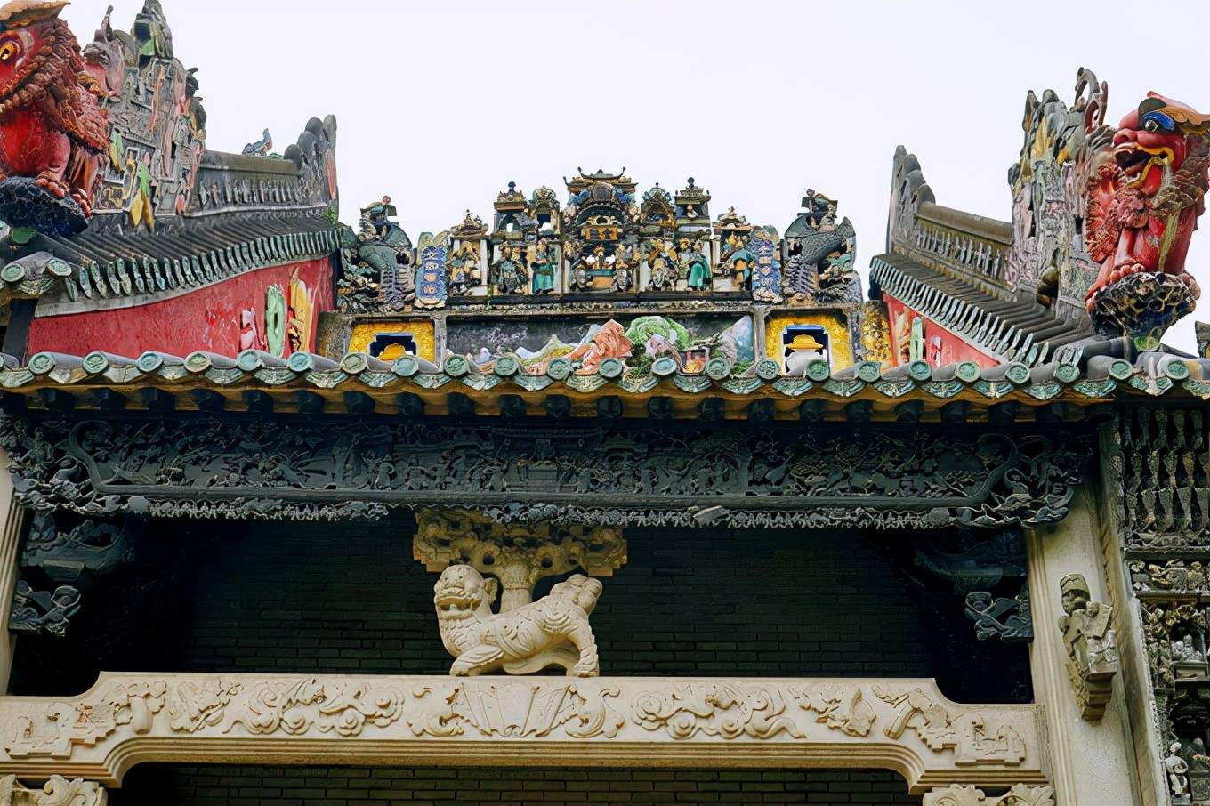 广州有一座陈家祠，富丽堂皇，雕刻精美，堪称岭南建筑艺术的明珠