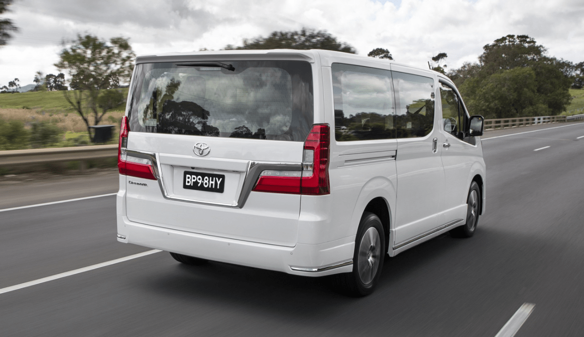 外观方面,丰田granvia的车身造型方正,"大嘴式"中网内部加入了横向