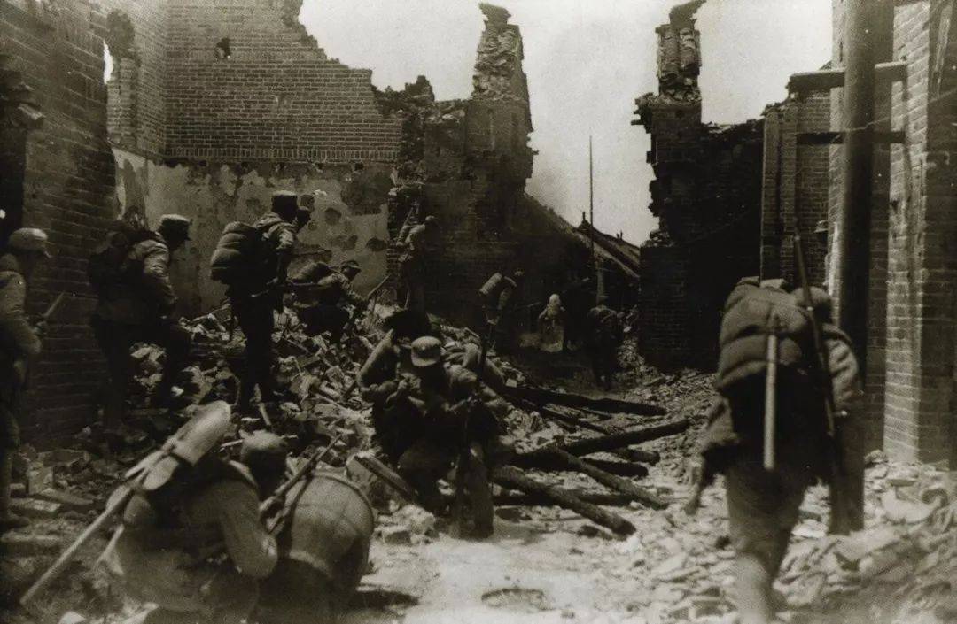 台儿庄是徐州的门户,位于津浦路台枣(庄)支线及台潍(坊)公路的交叉点