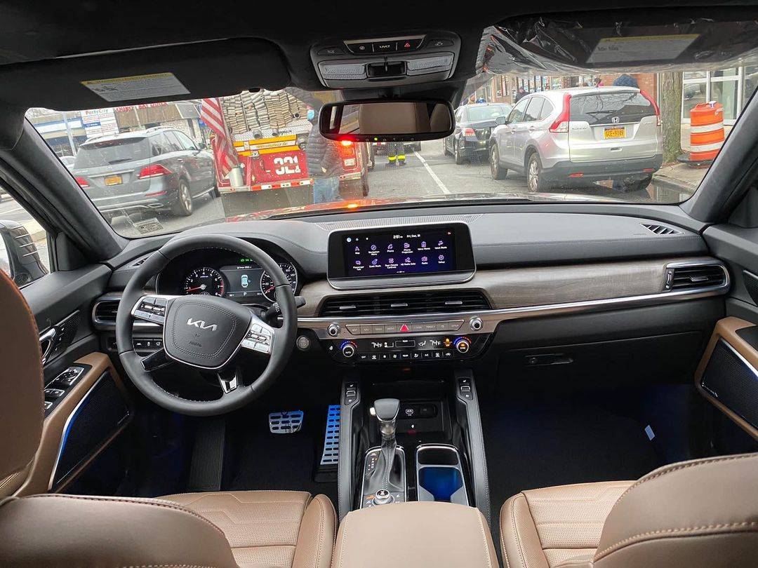 内饰进入车内,采用了对称的布局,在中控上提供实木的装饰提升豪华的