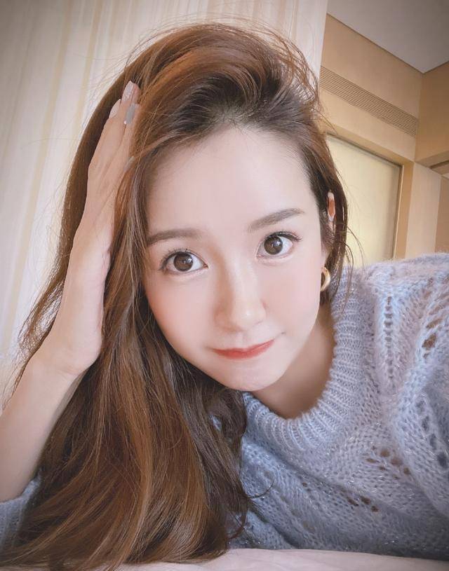 公主 张子萱被陈赫宠成了公主，36岁依旧清纯娇俏，腿细得像筷子