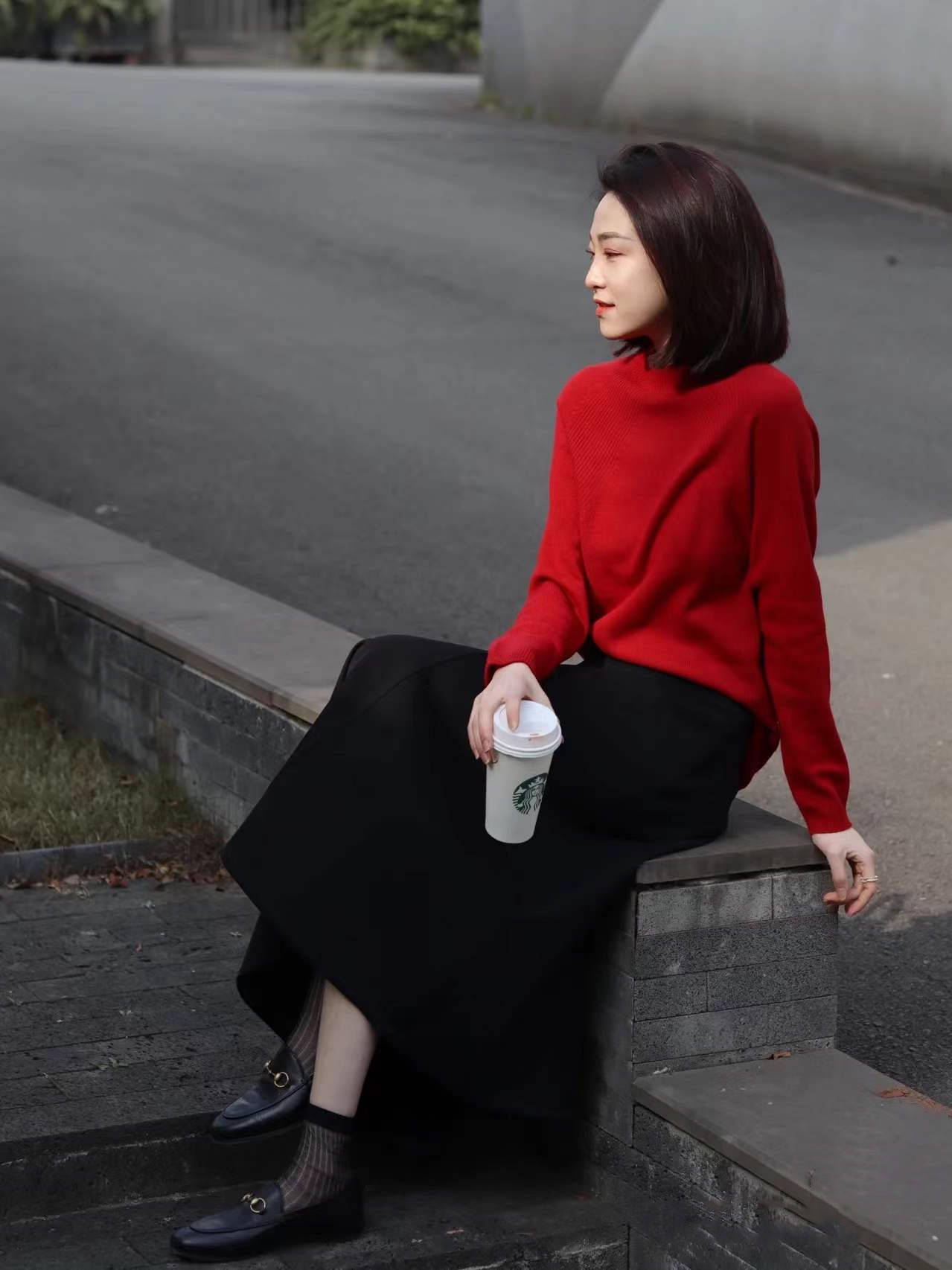 氛围 节日的氛围里怎么能少得了一抹“新年红”？穿搭有韵味，也很显白