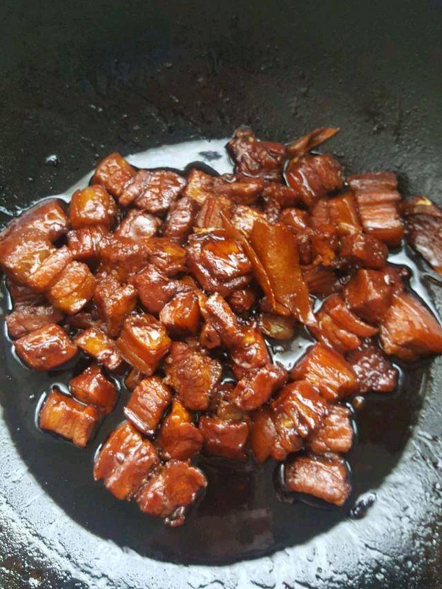姜片|家常版红烧肉的做法，口感软糯，香而不腻