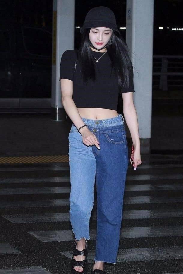 右腿 周洁琼不当明星当网红，两条裤子叠着穿，左腿正经右腿清纯！