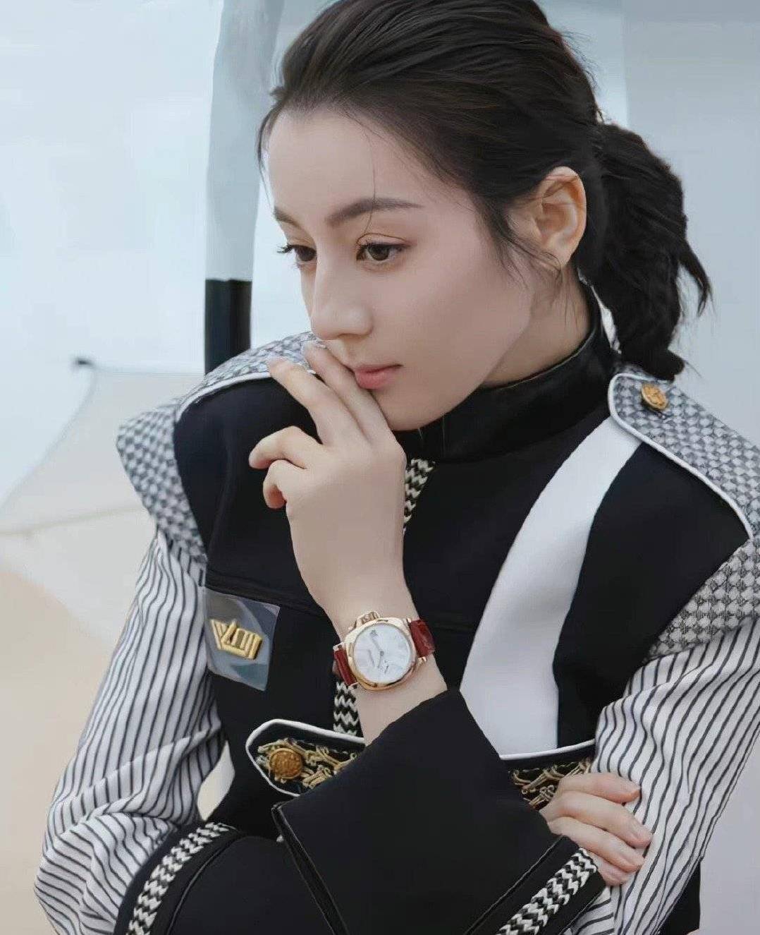 周冬雨继千金妆、奶醉妆后，又一妆容走红？求求女明星们别再无脑跟风