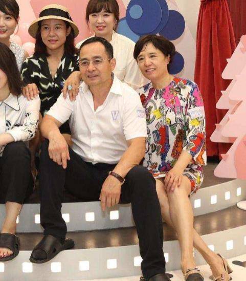 杨幂 杨幂妈妈气质挺普通的,穿印花裙活泼大方,和明星同框也不怵