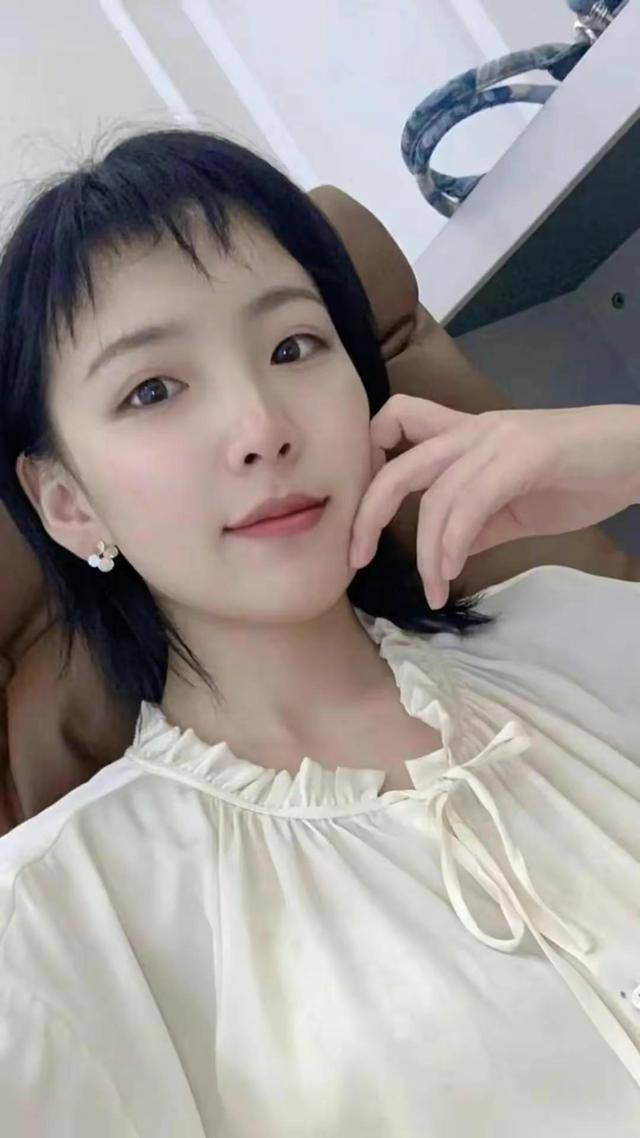 卷发短发美女想换形象烫卷发，男票哀伤：女朋友秒变丈母娘