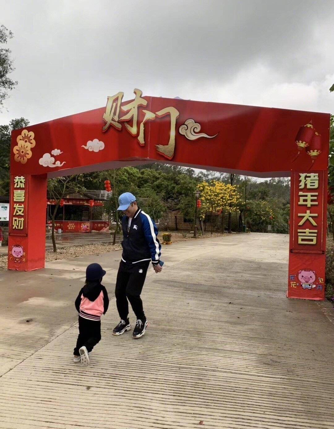 条纹 涂磊真是好男人，穿条纹针织衫配运动裤，甘心给女儿当“人工秋千“