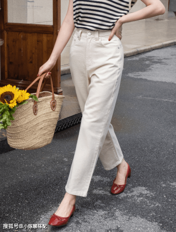饱和度 越简单越高级！一条“小白裤”就能让穿搭变得时髦起来