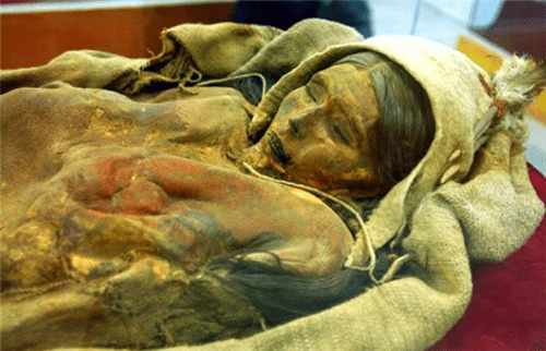 考古队在新疆发现一具不腐女尸，3800年过去了，面容依旧栩栩如生
