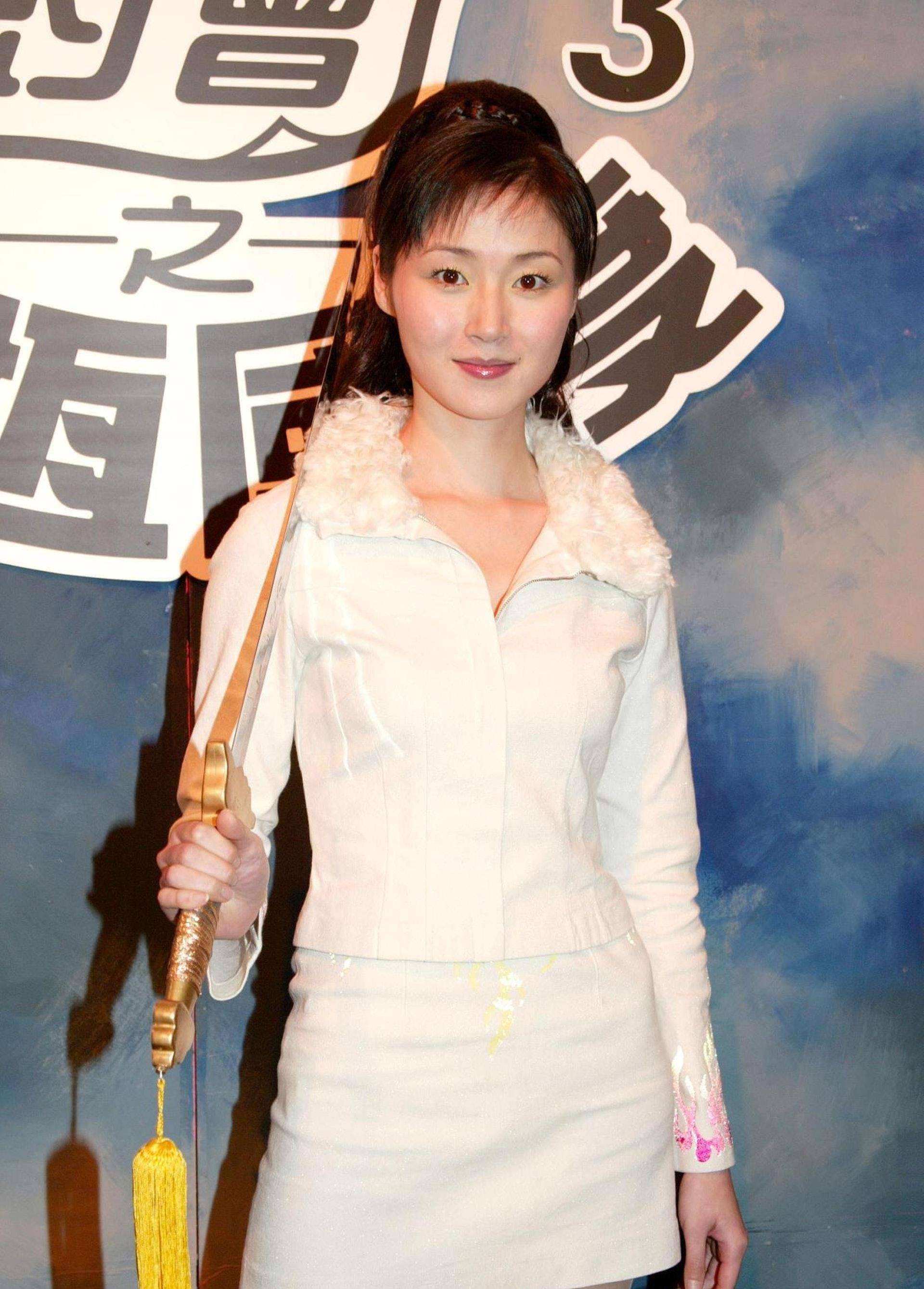 她是"香港第一美腿",甄子丹为她抛妻弃子,如今50岁再度复出_万绮雯_小