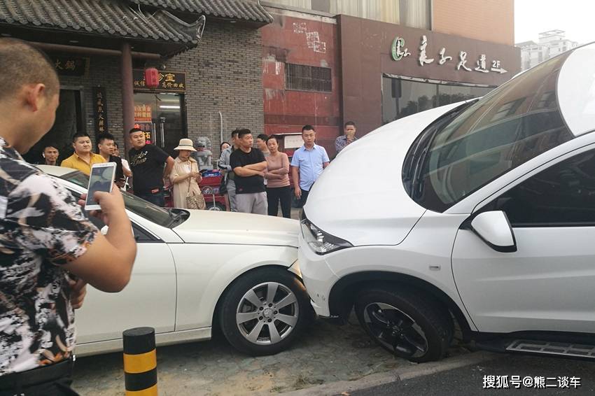 活见久 女子追尾前车反质问 你踩刹车干什么 看把我车撞了 乐惠车